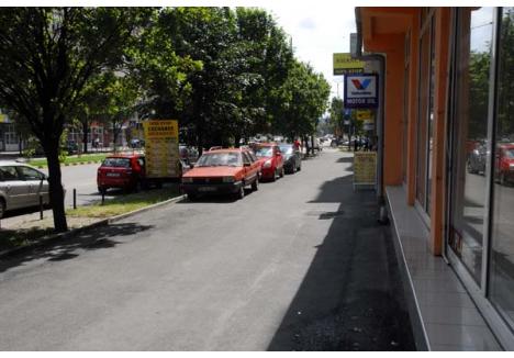 PARCĂRI PIETONALE. Pentru că a amenajat locurile de parcare atât de bine încât maşinile nu mai au unde opri, Primăria a urcat maşinile pe trotuar, printre pietoni. În Bulevardul Dacia, a amenajat chiar o rampă, ca accesul să fie mai uşor...